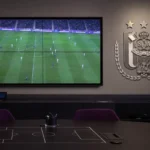 Lege analysekamer van RSC Anderlecht met een tactisch videoscherm en een clubembleem aan de muur.