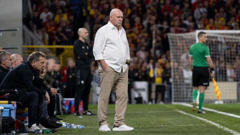 Fred Vanderbiest staat geconcentreerd in de technische zone naast het veld.