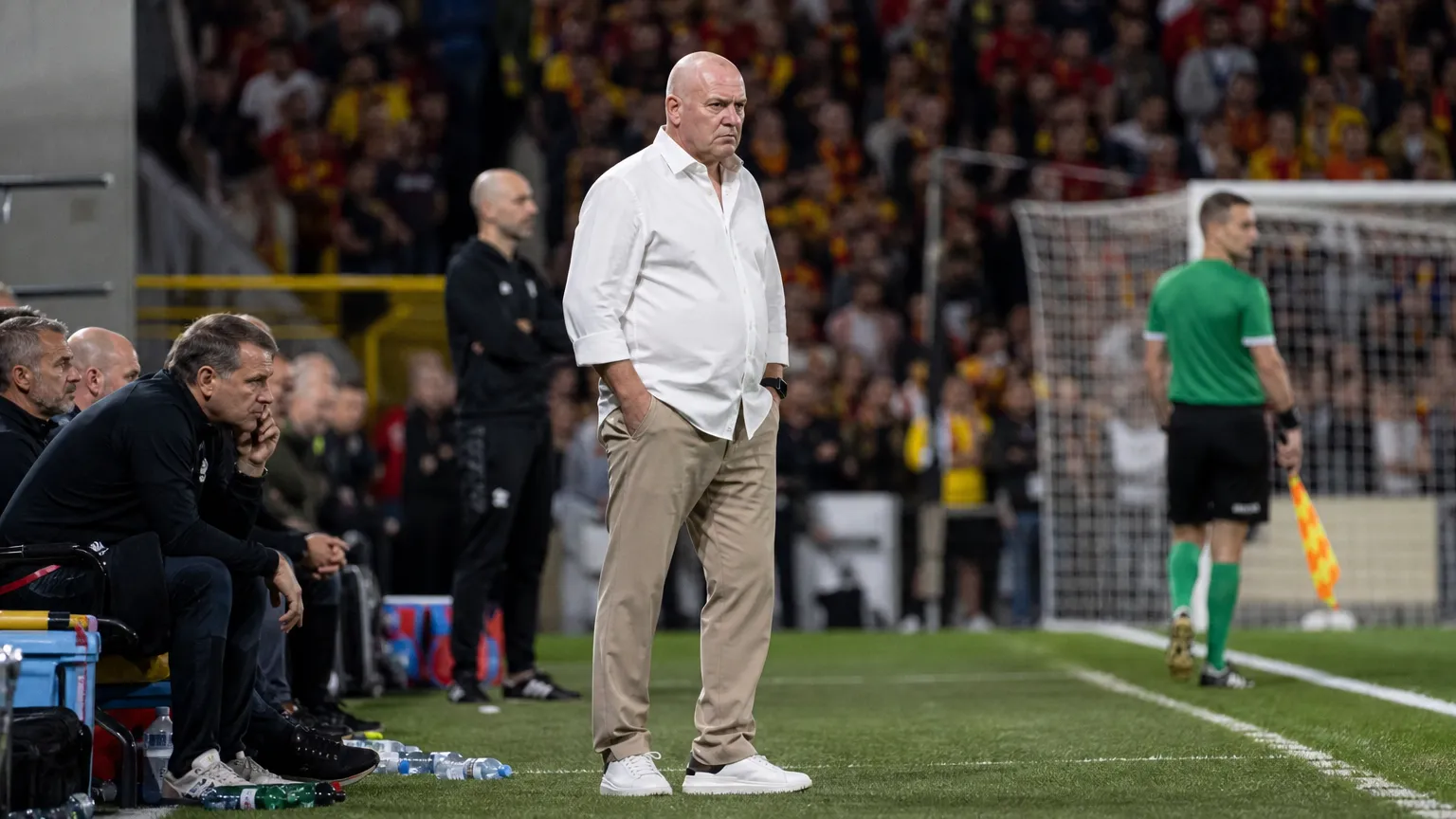 Fred Vanderbiest staat geconcentreerd in de technische zone naast het veld.