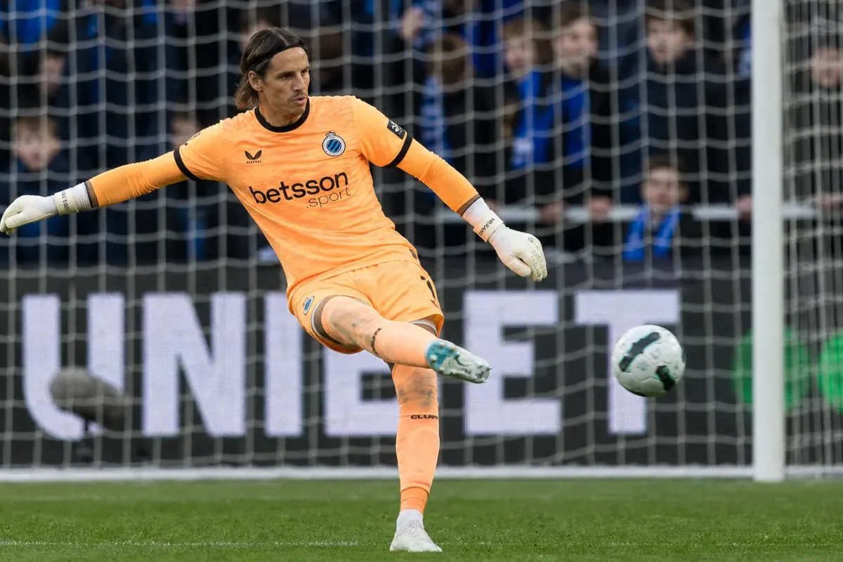 Yann Sommer in het oranje doelmanstenue van Club Brugge tijdens een wedstrijdmoment.