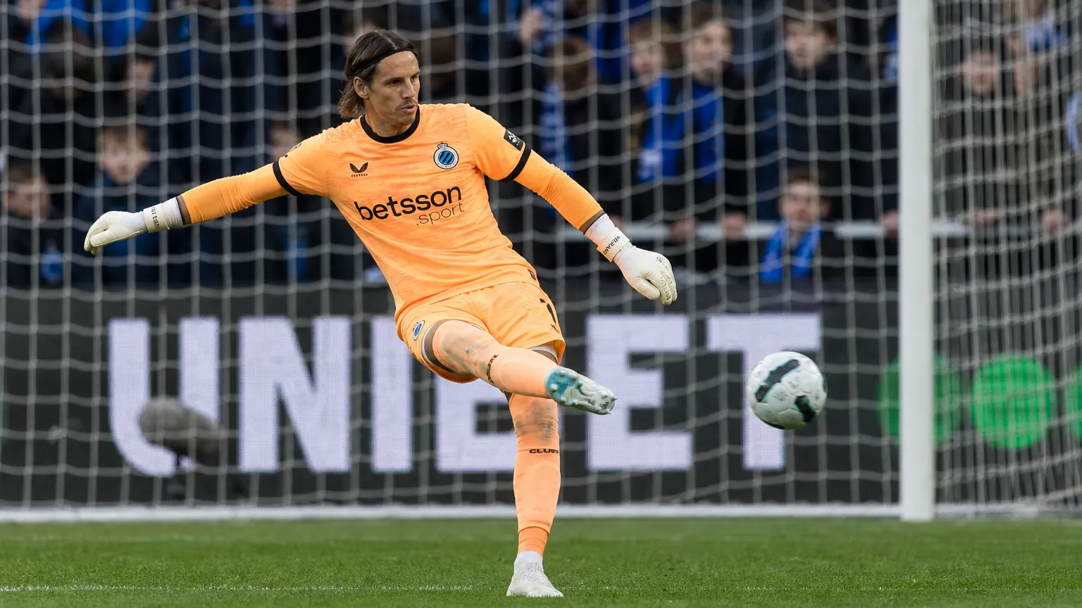 Yann Sommer in het oranje doelmanstenue van Club Brugge tijdens een wedstrijdmoment.