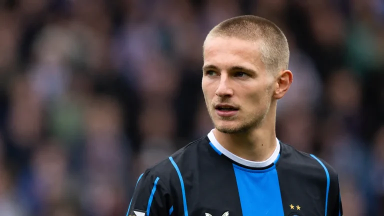 Romeo Vermant met zijn korte kapsel op het voetbalveld in donkerblauwe clubkleding.