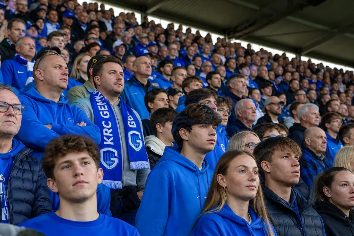 Collectieve KRC Genk-supporters met blauw-witte sjaals in de Cegeka Arena voor de aftrap.
