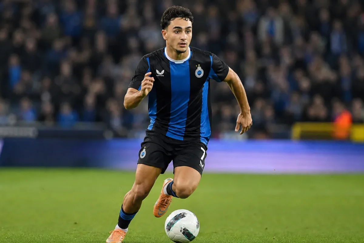 Een speler van Club Brugge in blauw-zwart tijdens een wedstrijdactie.