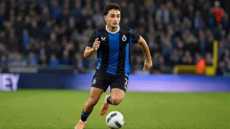 Een speler van Club Brugge in blauw-zwart tijdens een wedstrijdactie.