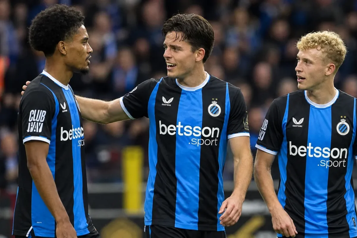 Hugo Vetlesen viert op het veld na afloop samen met twee Club Brugge-spelers.