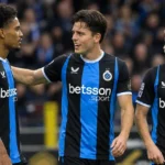 Hugo Vetlesen viert op het veld na afloop samen met twee Club Brugge-spelers.