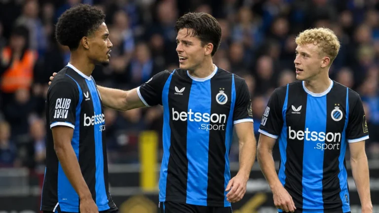 Hugo Vetlesen viert op het veld na afloop samen met twee Club Brugge-spelers.
