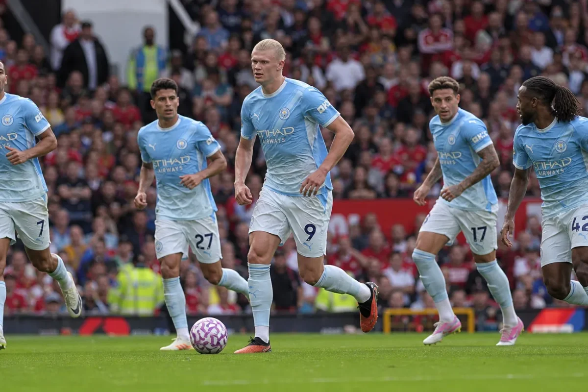 Manchester City-spelers in lichtblauwe tenues tijdens een nieuw wedstrijdmoment op Old Trafford.