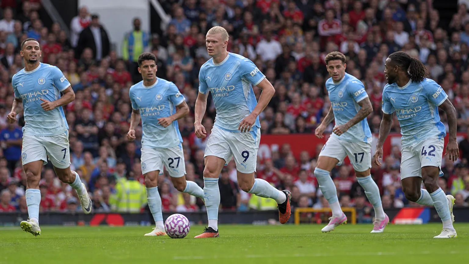 Manchester City-spelers in lichtblauwe tenues tijdens een nieuw wedstrijdmoment op Old Trafford.
