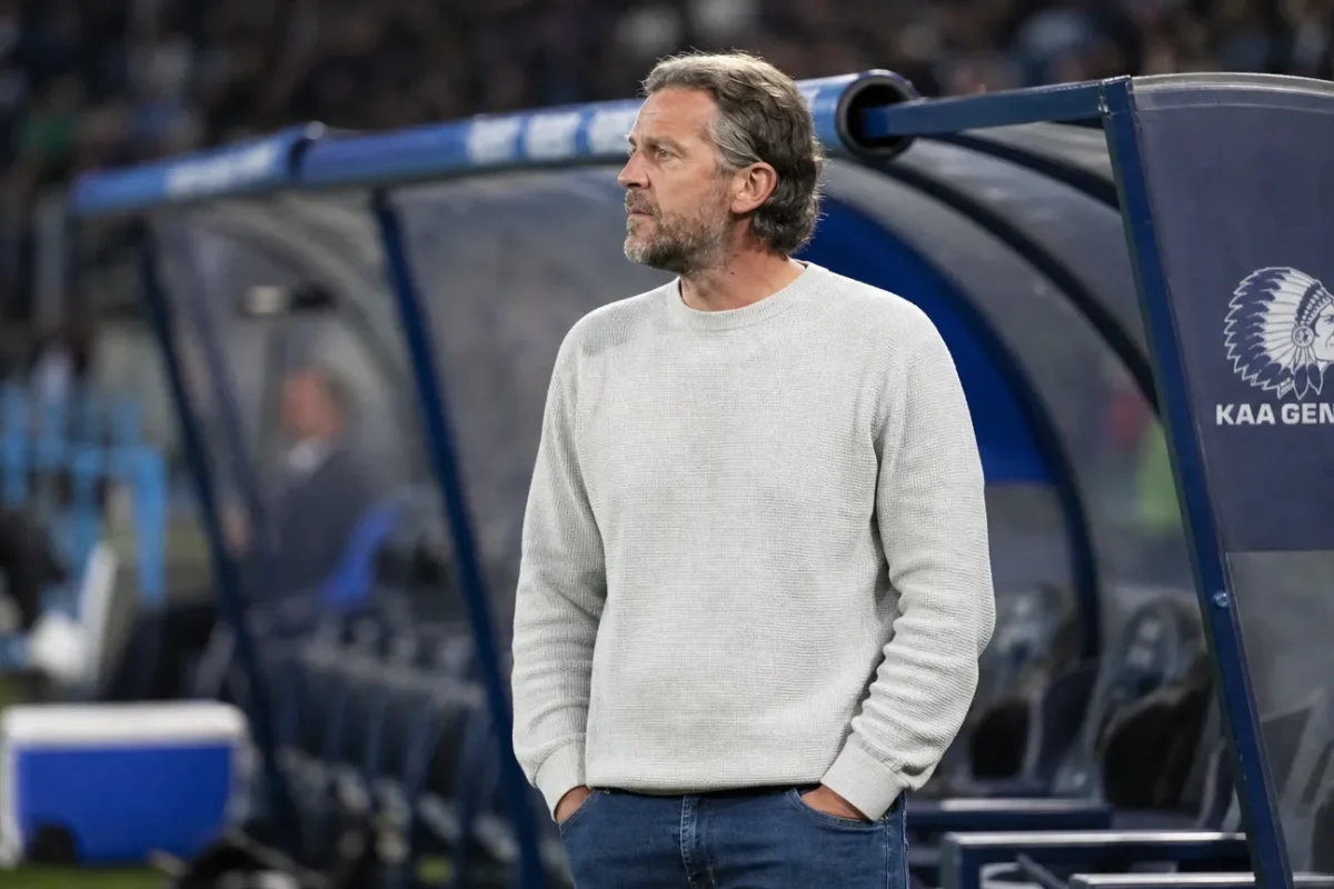 Rik De Mil staat na de wedstrijd bij de technische zone met een KAA Gent-embleem op de bezoekersbank.