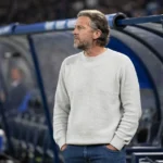 Rik De Mil staat na de wedstrijd bij de technische zone met een KAA Gent-embleem op de bezoekersbank.