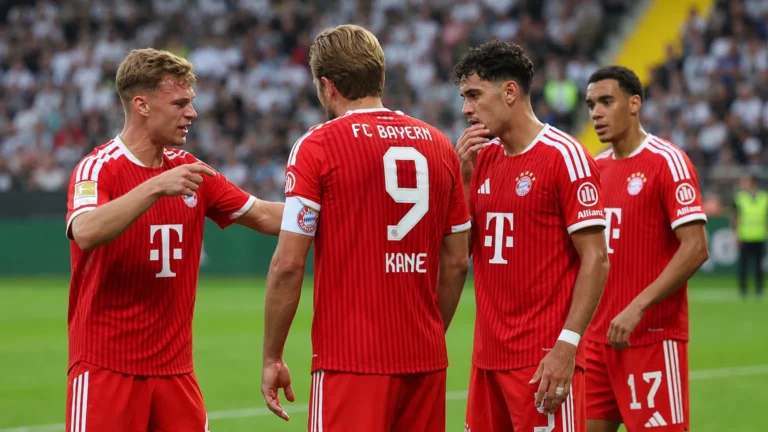 Een groep spelers van Bayern München overlegt op het veld tijdens een Bundesliga-wedstrijd.