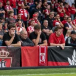 Supporters van RFC Luik op de tribune na het laatste fluitsignaal.