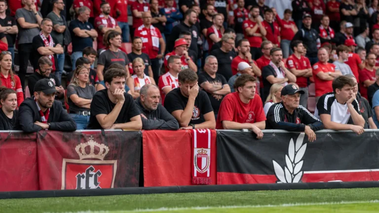 Supporters van RFC Luik op de tribune na het laatste fluitsignaal.