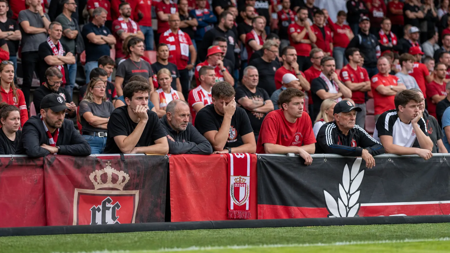 Supporters van RFC Luik op de tribune na het laatste fluitsignaal.