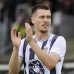 Een Charleroi-speler applaudisseert tijdens een wedstrijd in de Jupiler Pro League.