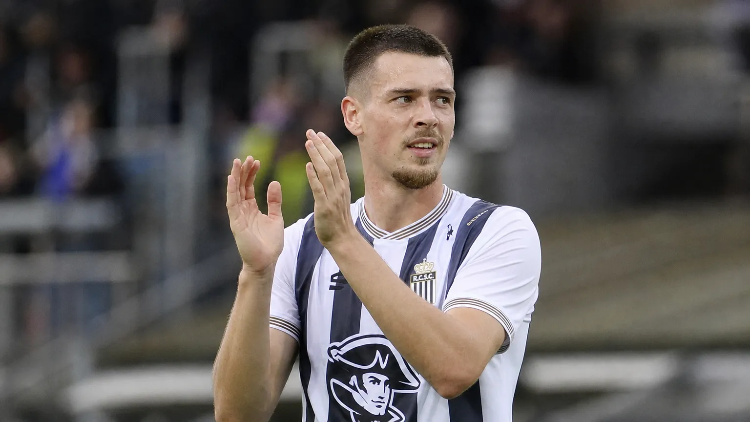 Een Charleroi-speler applaudisseert tijdens een wedstrijd in de Jupiler Pro League.