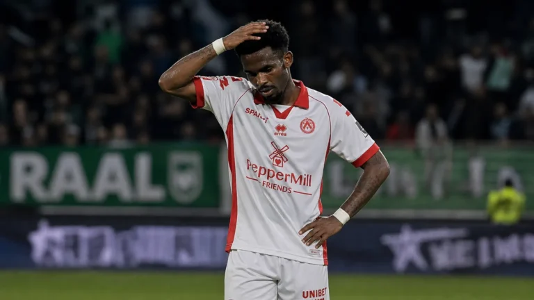 Een speler van KV Kortrijk in actie tijdens een wedstrijd in de Jupiler Pro League.