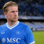 Kevin De Bruyne in het Napoli-tenue op het veld na een wedstrijd.