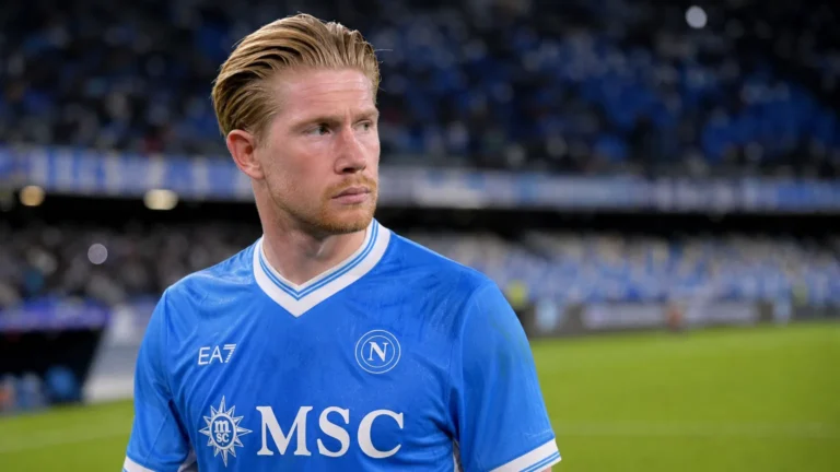 Kevin De Bruyne in het Napoli-tenue op het veld na een wedstrijd.