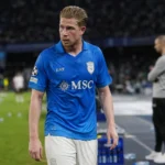 Kevin De Bruyne verlaat in het blauw van Napoli laat in de wedstrijd het veld.