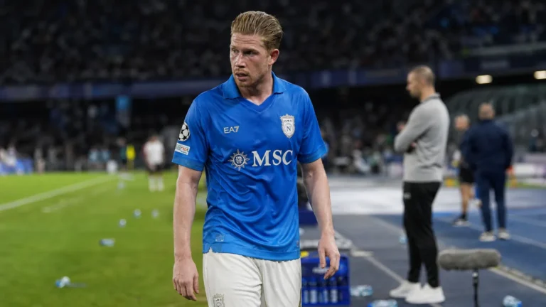 Kevin De Bruyne verlaat in het blauw van Napoli laat in de wedstrijd het veld.