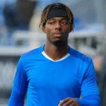 Noah Adedeji-Sternberg van KRC Genk op het veld na een wedstrijd.