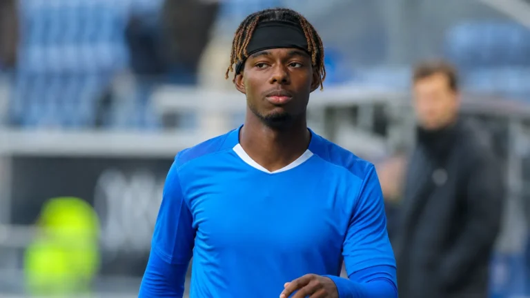 Noah Adedeji-Sternberg van KRC Genk op het veld na een wedstrijd.