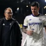 Giulian Biancone loopt langs de zijlijn van Anderlecht met een staflid naast zich.