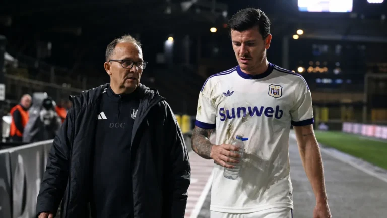Giulian Biancone loopt langs de zijlijn van Anderlecht met een staflid naast zich.