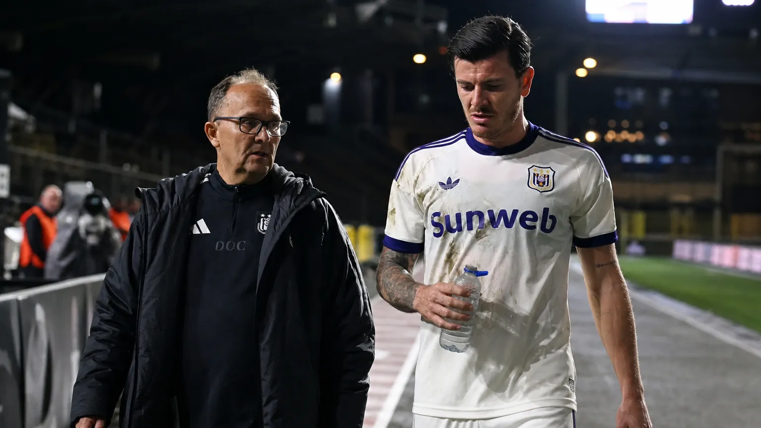 Giulian Biancone loopt langs de zijlijn van Anderlecht met een staflid naast zich.
