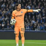 Yann Sommer van Club Brugge staat alert buiten zijn doelgebied tijdens een wedstrijdmoment.