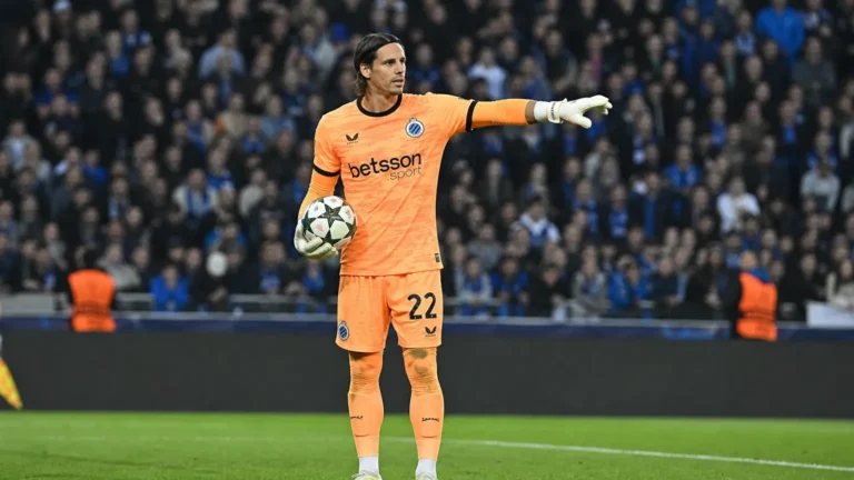 Yann Sommer van Club Brugge staat alert buiten zijn doelgebied tijdens een wedstrijdmoment.