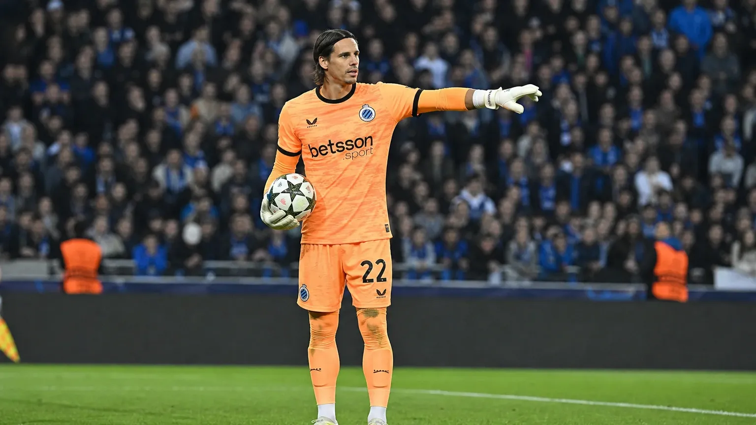 Yann Sommer van Club Brugge staat alert buiten zijn doelgebied tijdens een wedstrijdmoment.