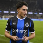 Jan Virgili van Club Brugge houdt na de wedstrijd zijn Man van de Match-trofee vast.