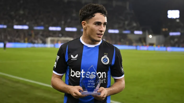 Jan Virgili van Club Brugge houdt na de wedstrijd zijn Man van de Match-trofee vast.