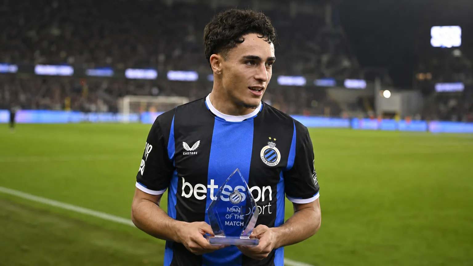 Jan Virgili van Club Brugge houdt na de wedstrijd zijn Man van de Match-trofee vast.