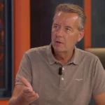 Valentijn Driessen spreekt in een neutrale televisiestudio.
