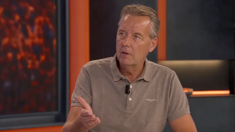 Valentijn Driessen spreekt in een neutrale televisiestudio.