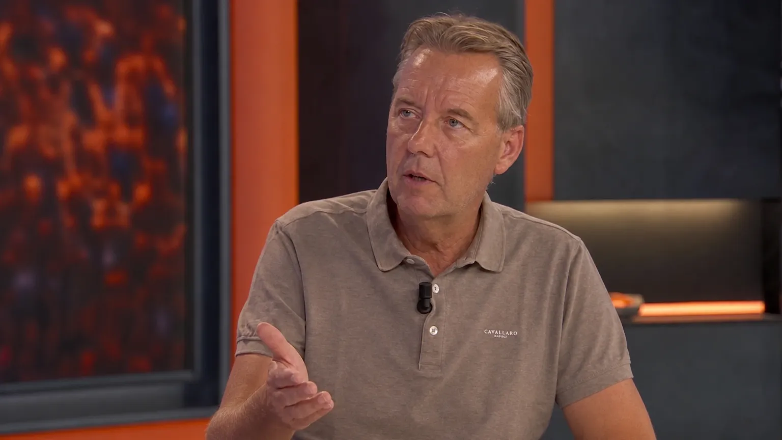 Valentijn Driessen spreekt in een neutrale televisiestudio.