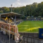 Het veld en de intieme tribunes van het Joseph Marienstadion van Union, omgeven door het groen van het Brusselse Dudenpark.