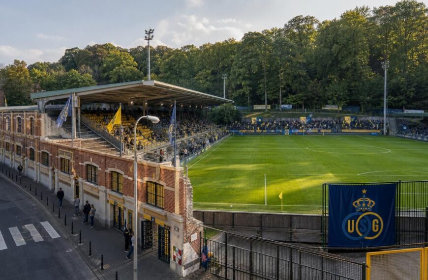 Het veld en de intieme tribunes van het Joseph Marienstadion van Union, omgeven door het groen van het Brusselse Dudenpark.