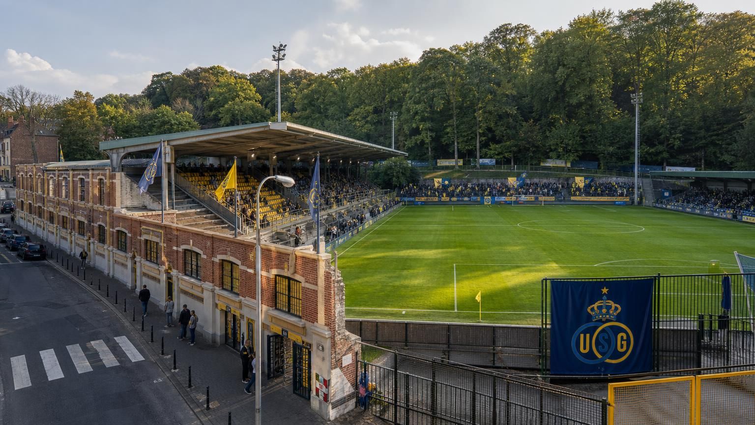 Het veld en de intieme tribunes van het Joseph Marienstadion van Union, omgeven door het groen van het Brusselse Dudenpark.