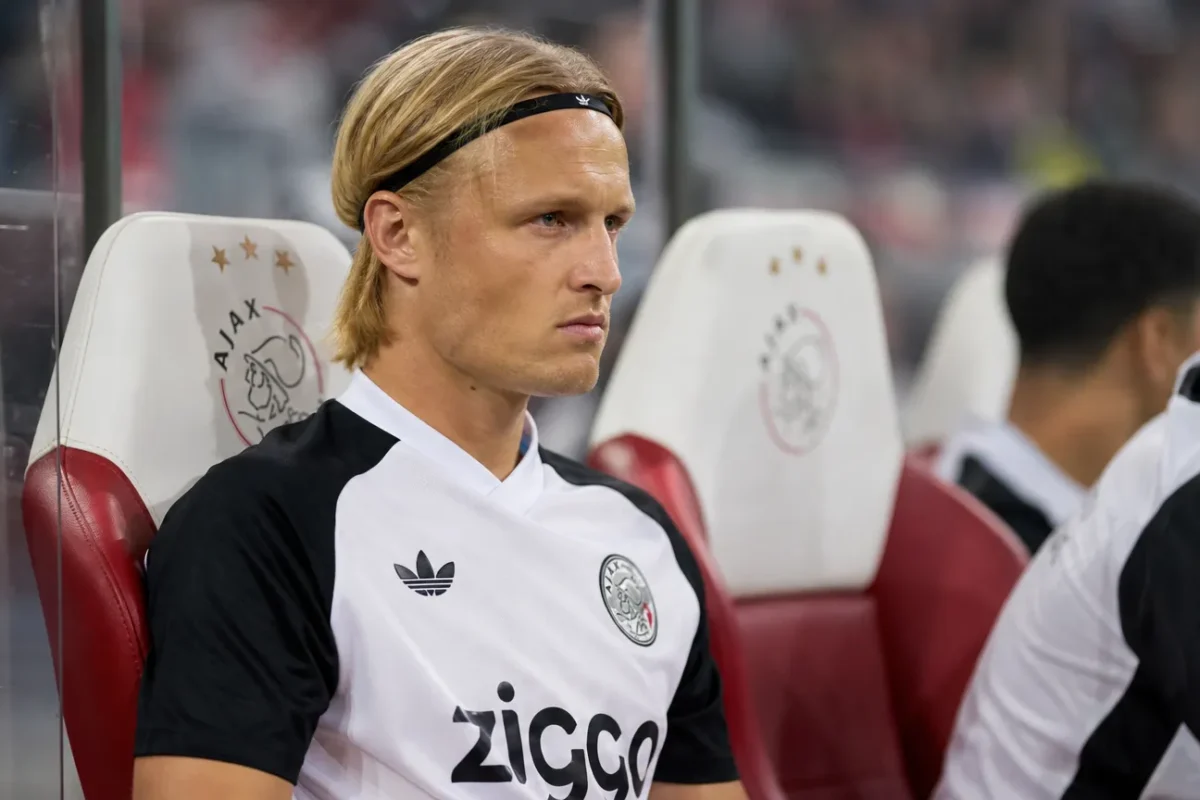 Kasper Dolberg in Ajax-tenue op de bank tijdens een competitiewedstrijd.