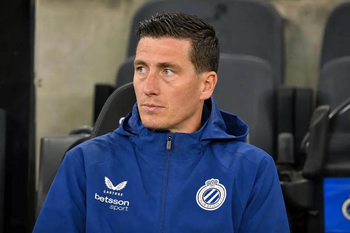 Hans Vanaken zit in een overdekte stadiontribune in zijn blauwe Club Brugge-jas.