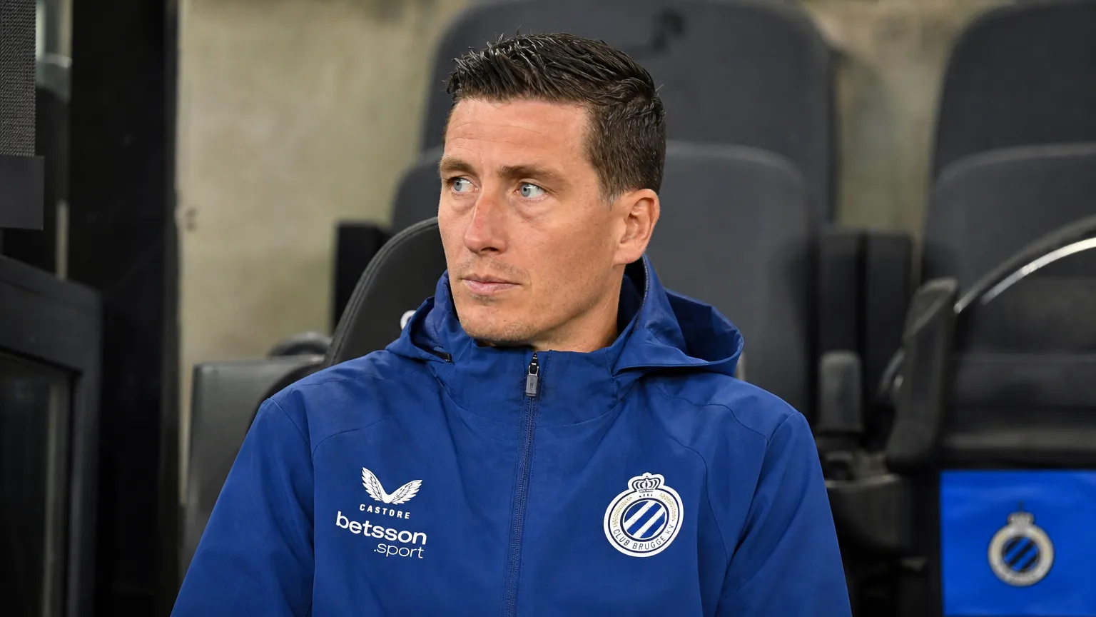 Hans Vanaken zit in een overdekte stadiontribune in zijn blauwe Club Brugge-jas.