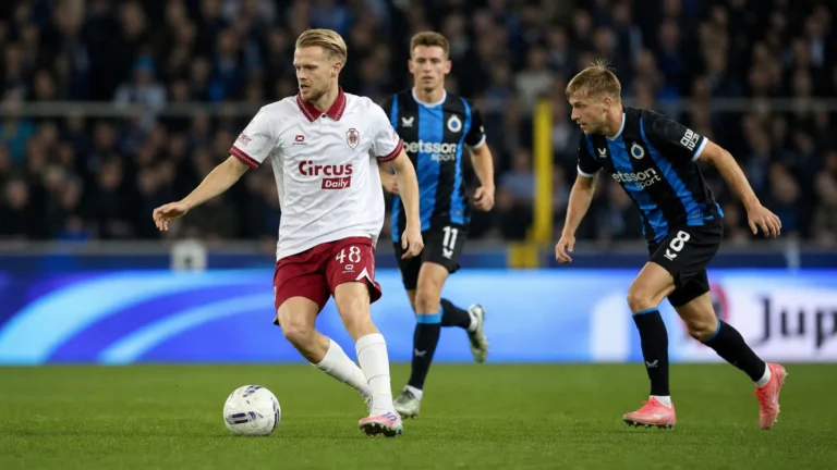 Arthur Vermeeren van Royal Antwerp FC in actie tegen Club Brugge.