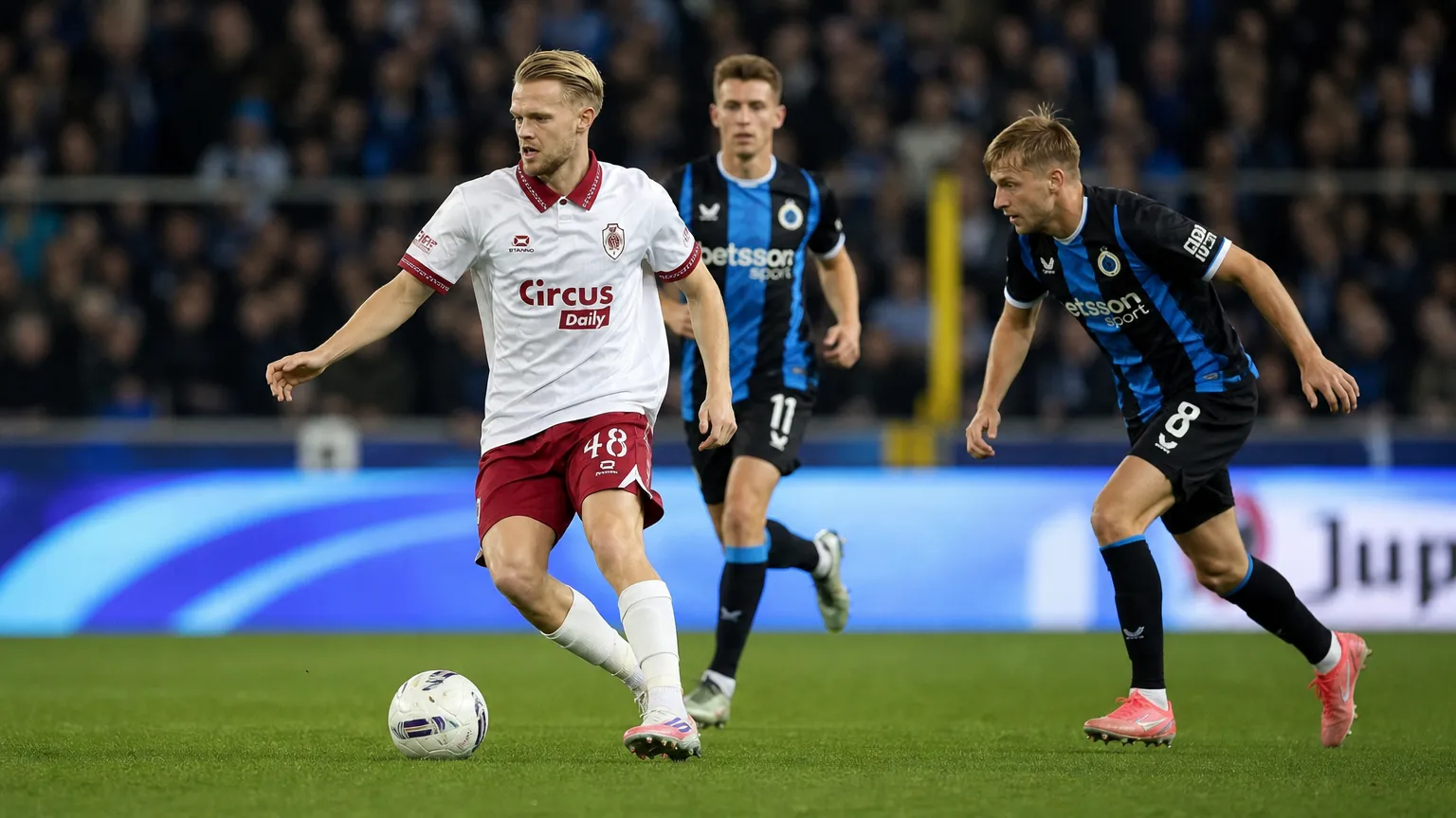 Arthur Vermeeren van Royal Antwerp FC in actie tegen Club Brugge.