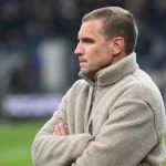 Michiel Jonckheere staat geconcentreerd langs de zijlijn na een wedstrijd.